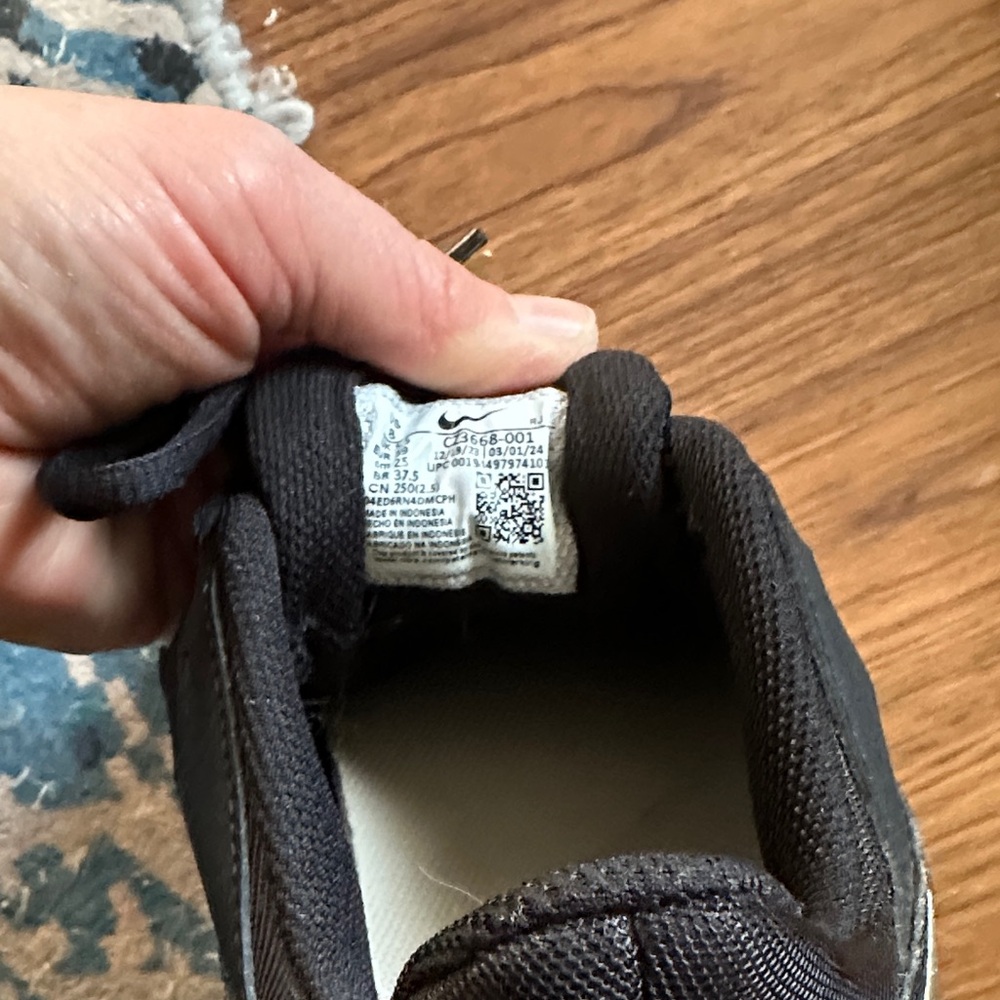 Nike Black and White Athletic Shoes - Picture 3 of 4